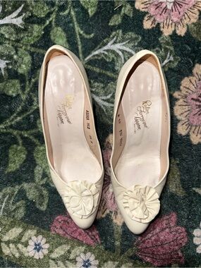 Salvatore Ferragamo Boutique Astra Ivory Leather Pumps | 8.5N Made in Spain